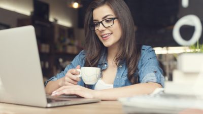 femme utilisant ordinateur