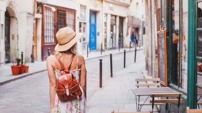 femme marche a Paris