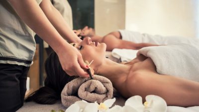 femme se detend au spa