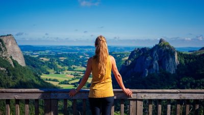 femme admire parc auvergne